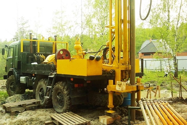 бурение скважин на воду. кусок земли. водоносный песок. артезианская вода водоносный слой. артезианские скважины водоносный горизонт.
