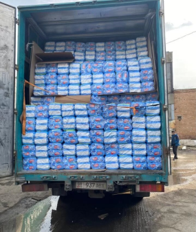 грузчик разгружает грузовой автомобиль