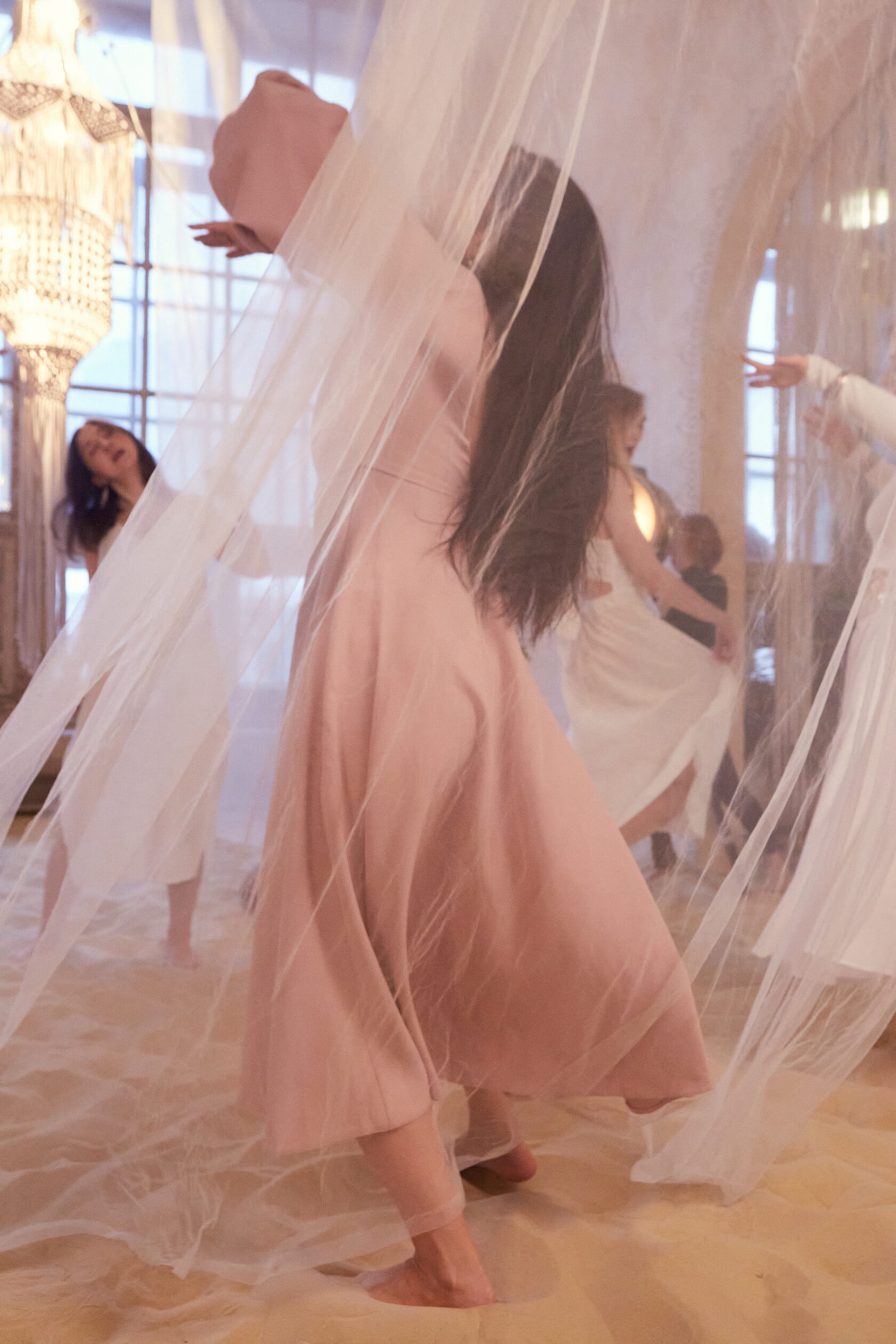 В танце. Танец встреча. Танец встреча. Танцующие люди в лесу. Танец встреча.