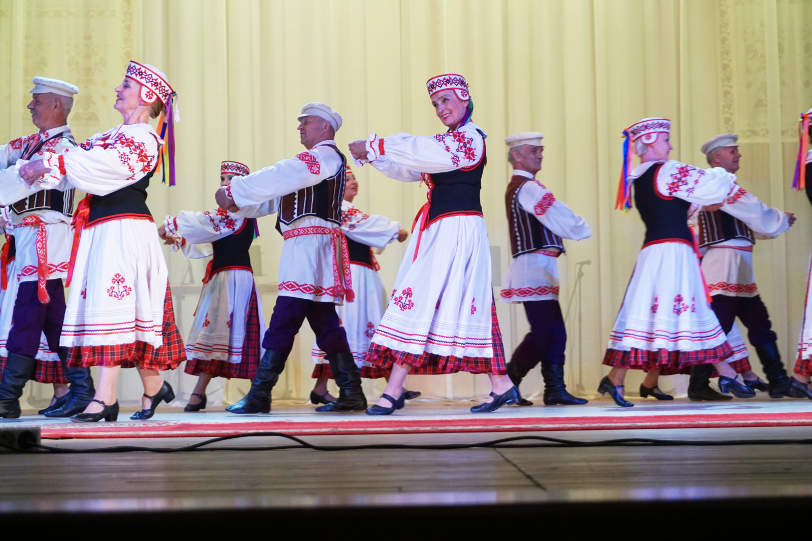 Белорусская музыка без слов. Белорусский танец Крыжачок. Крыжачок белорусский народный танец. Ансамбль Крыжачок. Танцы Белоруссии Крыжачок.