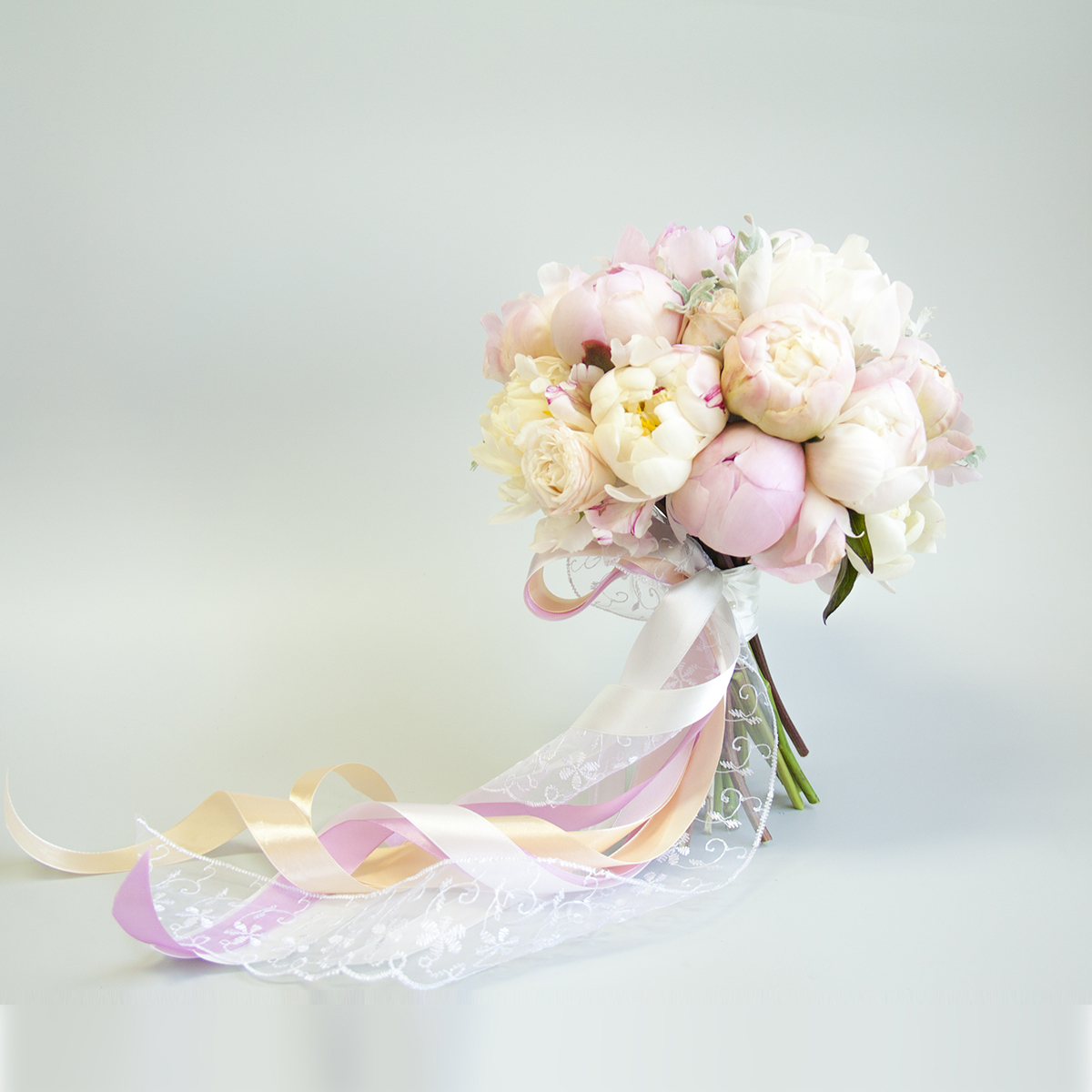 Свадебный букет из пионов и роз и бутоньерка