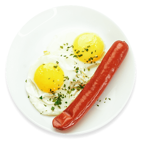 Тарелка с яичницей и сосиской