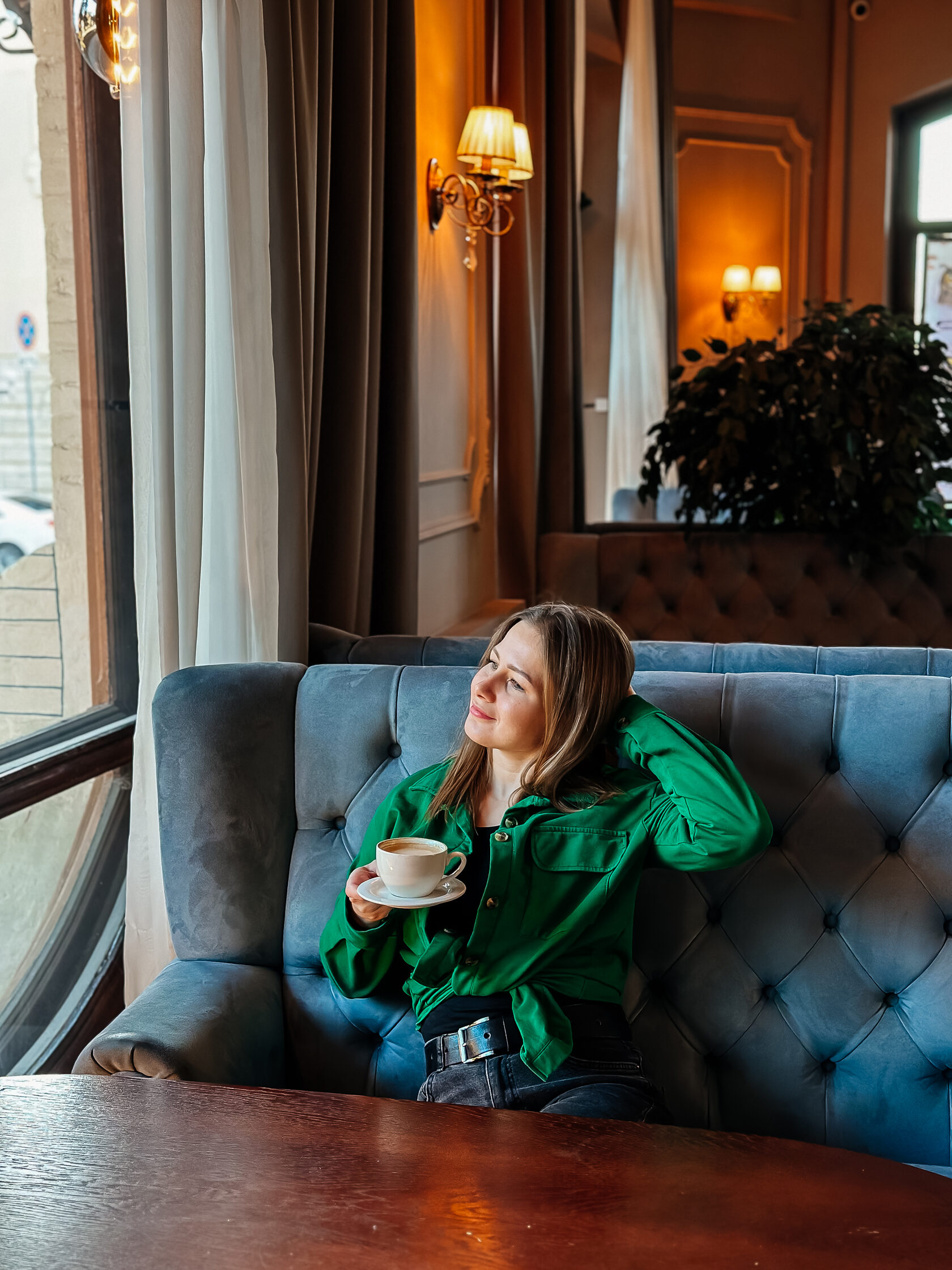 прикольная школьная форма. можно ли в школу без регистрации. фотосессия школьников в классе. первоклассники в классе. ученики в школе.