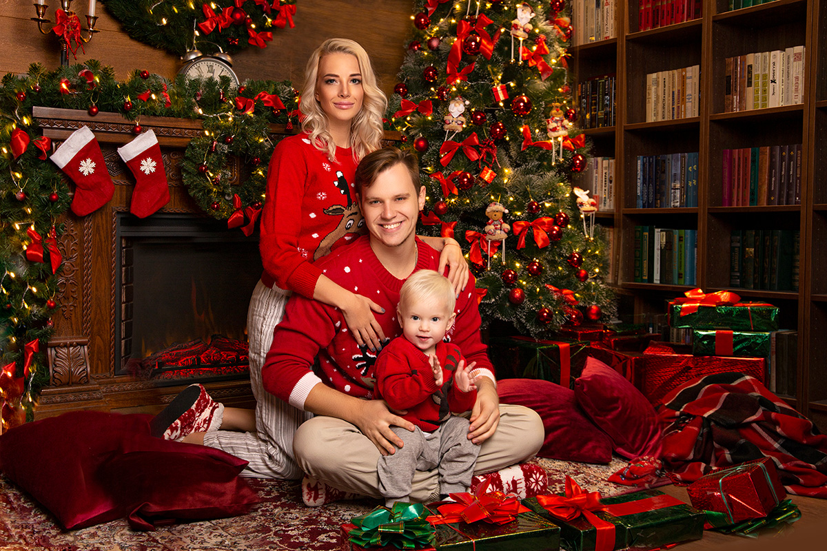 Новогодняя фотосессия семейная в красных рубашках