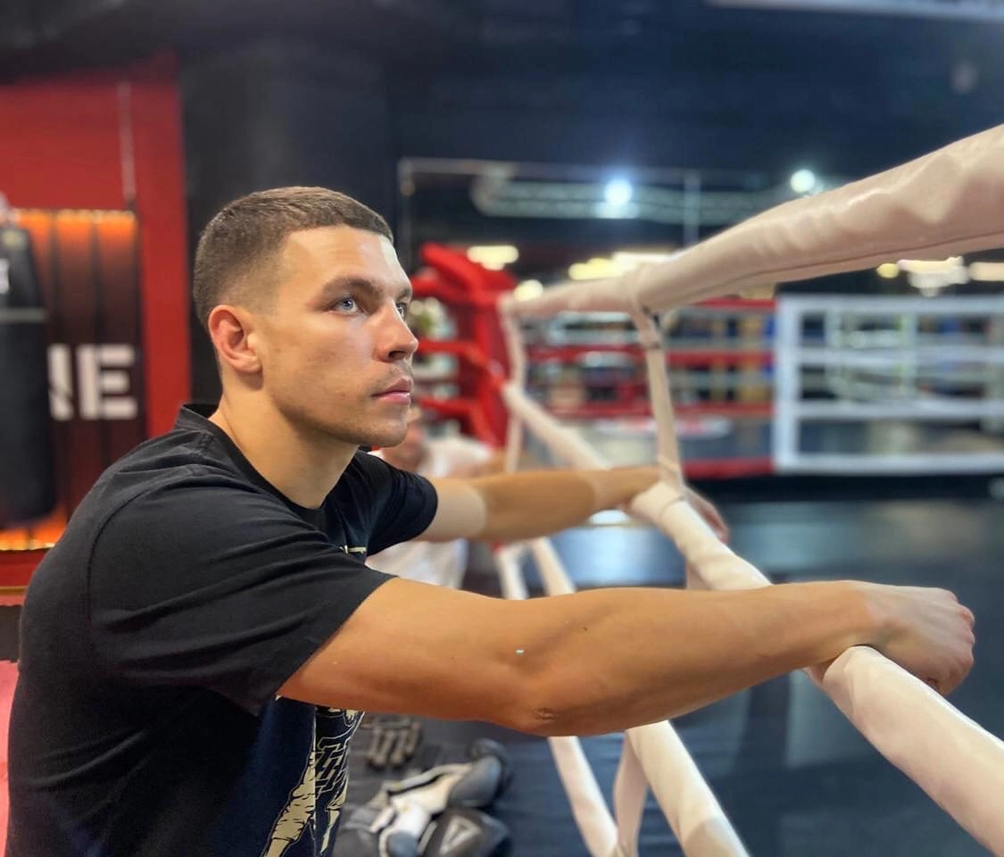 Бокс. Профессиональный тренер боксу. Тренер по боксу. Профессиональный бокс ринг. Профессиональный тренер боксу.