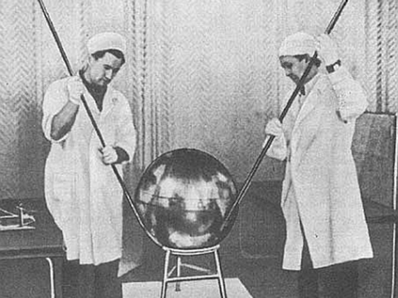 Запуск первого искусственного спутника земли «спутник-1». 4 октября 1957. 1 спутник 4 октября 1957г. Первый искусственный спутник земли 1957. Первый запуск спутника 1957 4 октября.