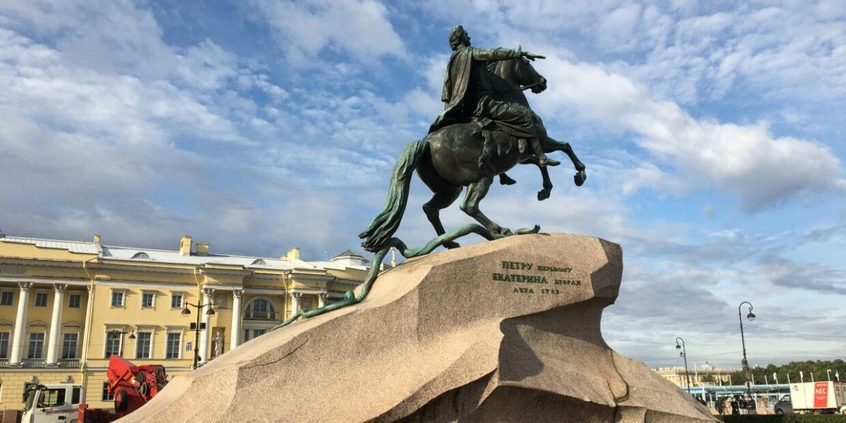 Памятник петру в петербурге фальконе. Памятник медный всадник на Сенатской площади. Памятник Петру великому медный всадник. Памятник Петру i на Сенатской площади. Фальконе памятник Петру 1 на Сенатской площади.