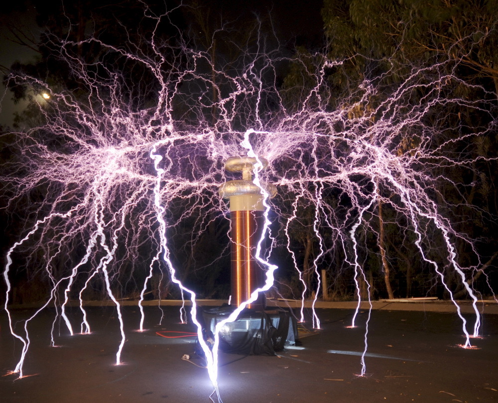 Большая катушка Тесла извергает молнии вокруг себя